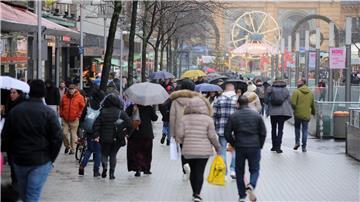 Der Weihnachtsbummel in den Geschäften ist an Heiligabend nur bis 14.00 Uhr möglich. (Symbolbild)