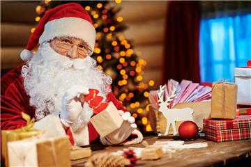 Weihnachtsmann packt Geschenke