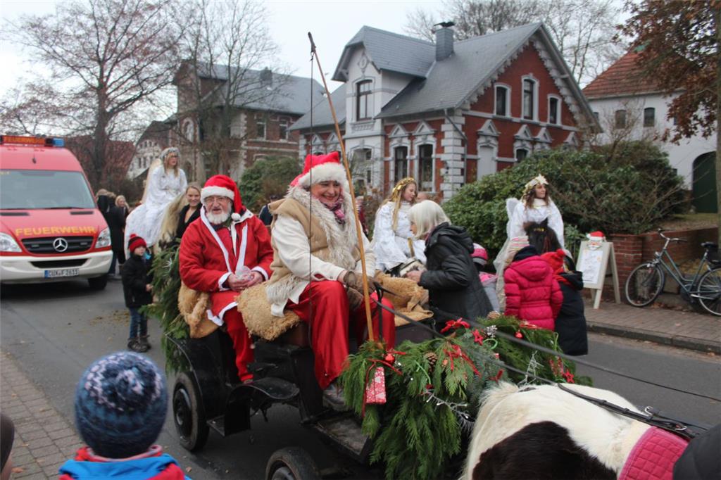 Der Weihnachtsmann hat sich auch in Schiffdorf blicken lassen. Er kam mit einer ...
