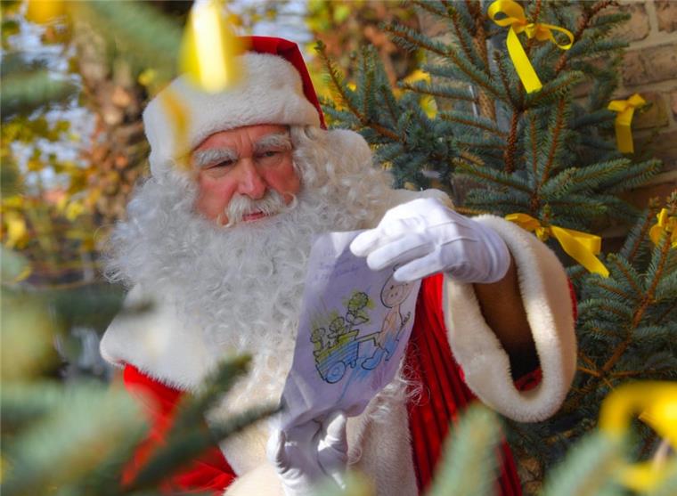 Der Weihnachtsmann lässt sich auf vielen Märkten im Cuxland und Bremerhaven blicken. 