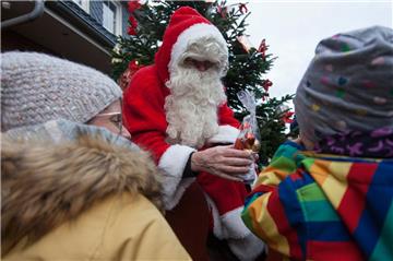 Der Weihnachtsmann ließ sich am Samstag und Sonntag auf vielen Märkten blicken. ...