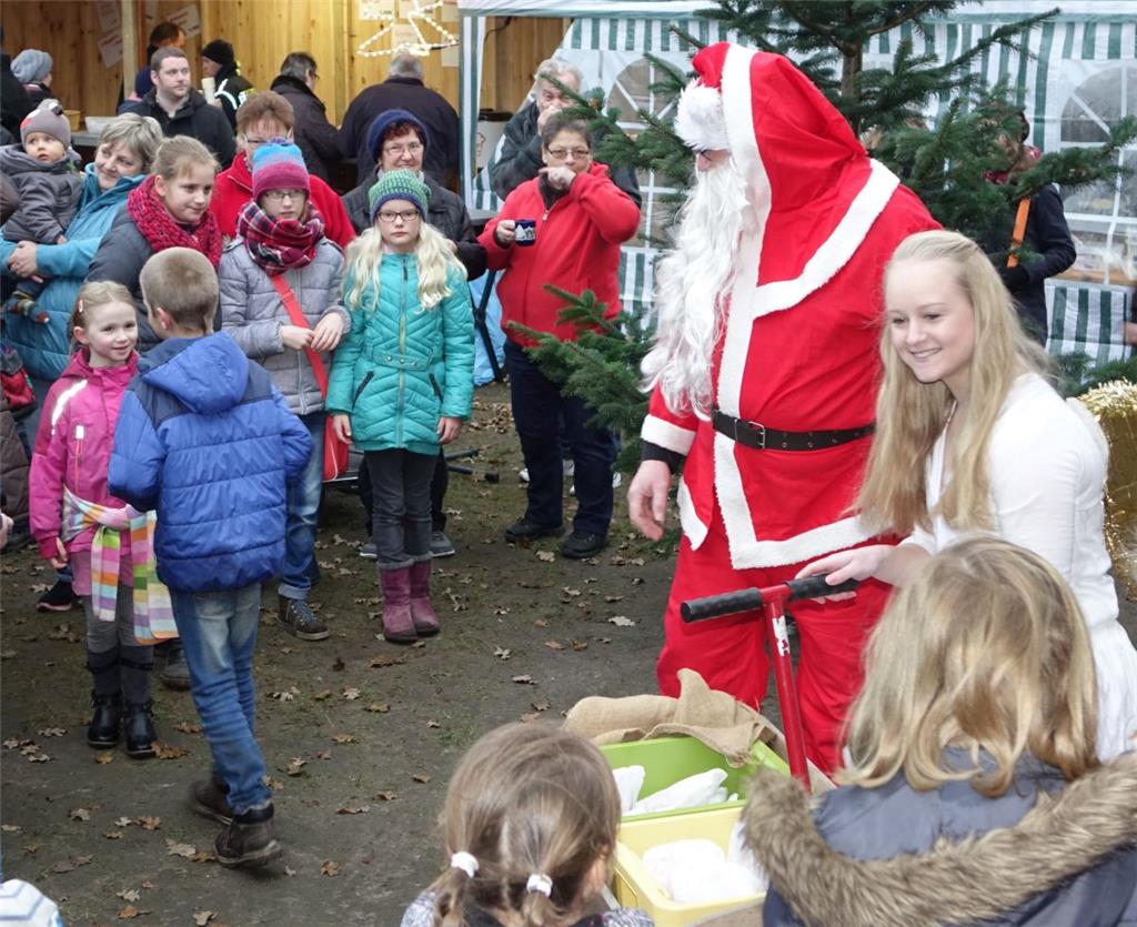Der Weihnachtsmann ließ sich auf dem Frelsdorfer Weihnachtsmarkt blicken: Er bra...