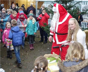 Der Weihnachtsmann ließ sich auf dem Frelsdorfer Weihnachtsmarkt blicken: Er bra...