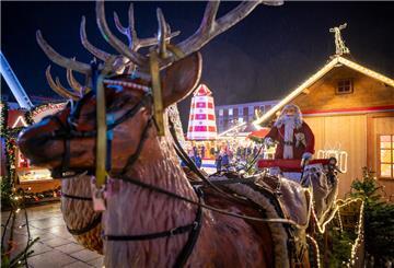 Der Weihnachtsmann steht schon bereit. Bis zum Fest hat er allerdings noch einige Wochen Zeit.