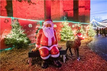 Der Weihnachtsmann wartet darauf, dass das Markttreiben in der City bald eröffne...