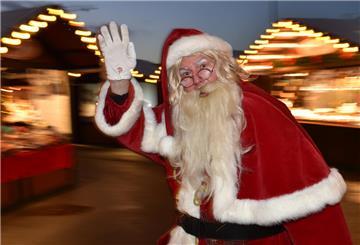 Weihnachtsmann auf Weihnachtsmarkt