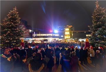 Menschen in der Bremerhavener Innenstadt beim Weihnachtsmarkt 2019.