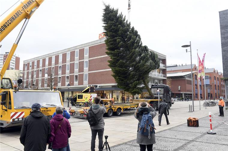 Mit Video: Weihnachtsbaum auf dem Theaterplatz aufgestellt Der Weihnachtsmarkt kann kommen: Seit Freitag steht der Weihnachtsbaum wieder vor dem Theater.