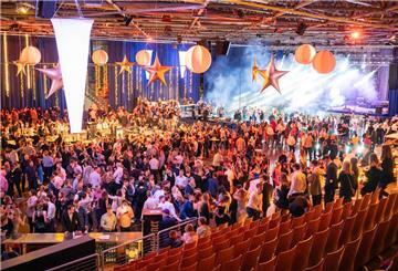 Der Weihnachtszauber 2023: 4000 Party-Gäste feiern gemeinsam in der Bremerhavener Stadthalle. 