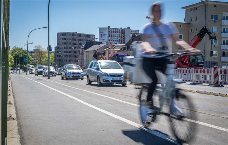 Der weiße Streifen ist zu schmal und kommt weg. Künftig gilt für Radfahrer auf der Kennedybrücke dann Schrittgeschwindigkeit