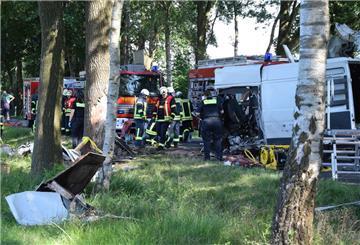 Der weiße Transporter ist nach dem Zusammenprall mit einem Baum als solcher kaum noch zu erkennen. Der Fahrer verstarb an der Unfallstelle.