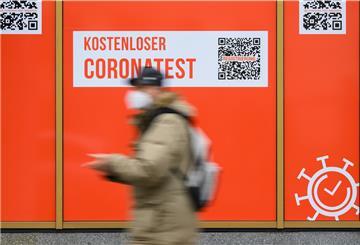 Ein Mann läuft in der Dresdner Innenstadt an einer Coronatestzentrum vorbei.