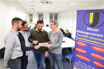 Der Weser-Bildungsverein hat auch am neuen Standort viel vor. Das Foto zeigt (von links) die Vorstandsmitglieder Dennis Steschenko-Bohn, Ahmet Akdogan und Vadim Schlopko im Gespräch mit der Lehrkraft Peter Janßen.