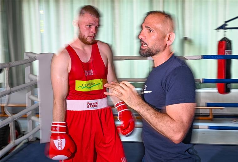 Der Weser Boxring bereitet sich mit Cheftrainer Mohamed Zaher (re.) und Max Fuhrmann auf den kommenden Open-Air-Kampf vor.