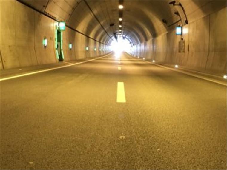 Kurzschluss: Sperrung des Wesertunnels wieder aufgehoben Der Wesertunnel wurde gegen 16 Uhr wieder geöffnet.