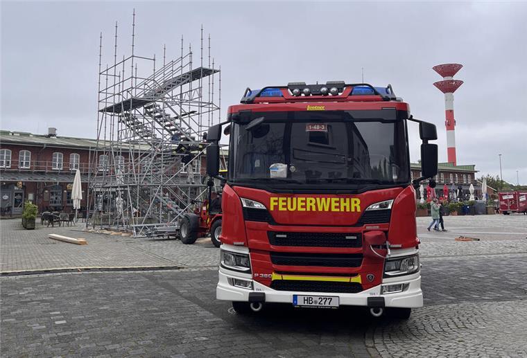 Der Wettkampfturm für die Firefighter Combat Challenge wurde am Donnerstag (11.5.) im Schaufenster Fischereihafen aufgebaut.