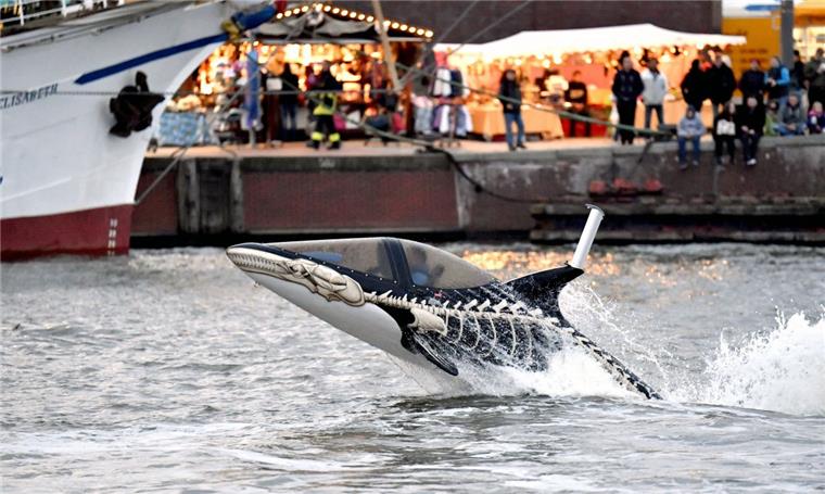 Seestadtfest 2017 in Bremerhaven: Geplante "Seabreacher"-Show fällt ins Wasser Der Whalefarer sprang - auch mit nur 10 km/h am Mittwochabend ein bisschen durchs Hafenbecken. Doch so rasant wie erhofft, durfte die Show beim Seestadtfest nicht sein.