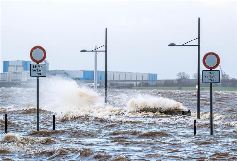 Der Willy-Brandt-Platz steht während Sturmtief „Zoltan“ unter Wasser.