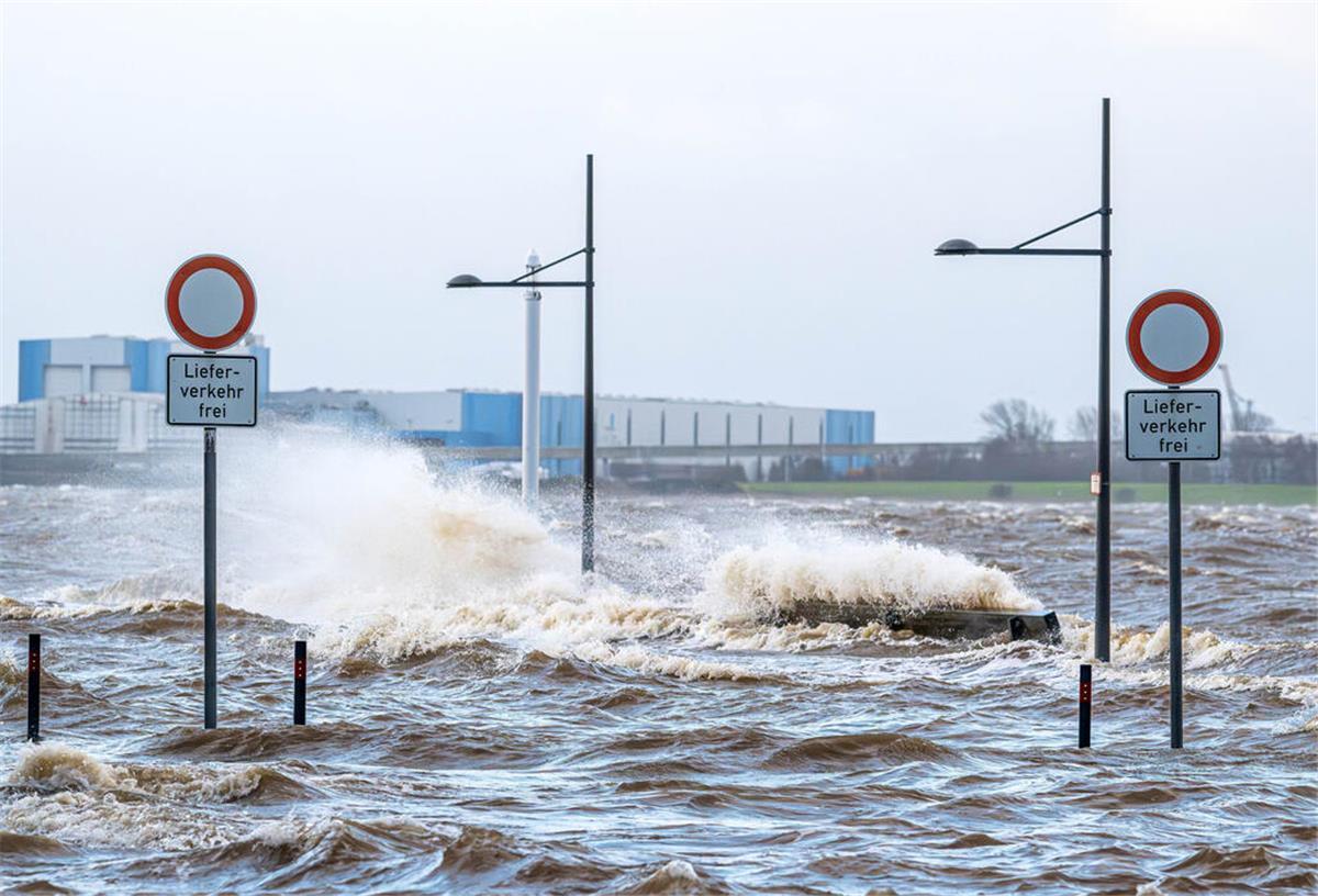 Der Willy-Brandt-Platz steht während Sturmtief „Zoltan“ unter Wasser.