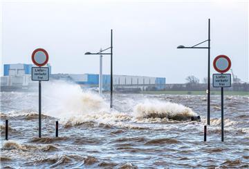 Der Willy-Brandt-Platz steht während Sturmtief „Zoltan“ unter Wasser.