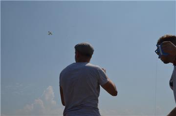 Der Wind war kaum spürbar, doch er reichte diesen beiden Besuchern, um ihren Dra...