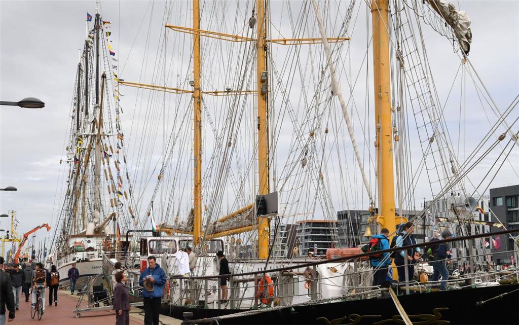 Der Windjammer liegt im Neuen Hafen.