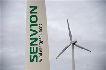 Ein Windkraftrad dreht sich im Wind.