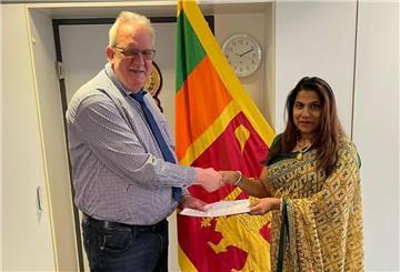 Der Wittstedter Helmut Verbeek musste ins Generalkonsulat von Sri Lanka nach Frankfurt reisen, um dort die Unterlagen an Generalkonsulin M.E.M Weninger zu übergeben.
