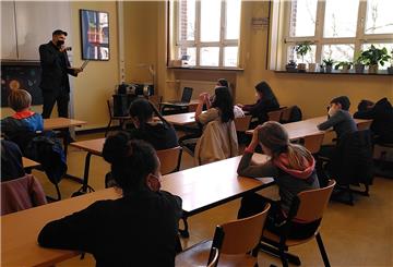 Der Wortkünstler Bas Böttcher stellte der Klasse 5d des Lloyd Gymnasiums seinen Zungenbrecherautomaten vor.