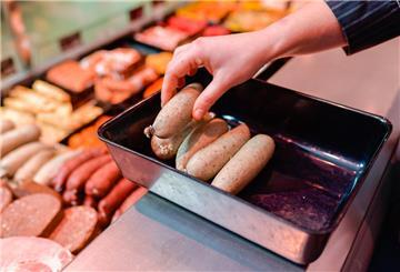 Der Würstchen-Dieb wurde noch im Supermarkt gestellt und musste das Diebesgut wieder aushändigen.