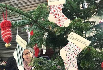 Der Wunschbaum für bedürftige und alleinstehende Senioren und Senioreninnen ist wieder aufgestellt: In der Mosebach-Lagerhalle Tor 3 am Lipperkamp haben ehrenamtliche "Wichtel" (von links: Ingrid Dammeyer, Corinna Mosebach) bescheidene Wünsche älterer Menschen auf Stiefelchen geschrieben. Bis 30. November kann der Baum von Wunscherfüllern geplündert werden. Foto Schwan