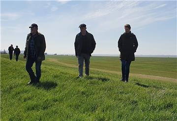 Der Wurster Seedeich zwischen Bremerhaven und Cuxhaven ist nahezu unbeschadet durch die Sturmflutsaison gekommen - das bescheinigte der Landkreis den Verantwortlichen bei der Frühjahrsdeichschau in dieser Woche.
