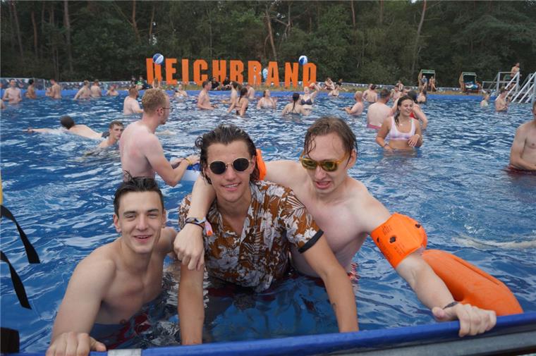 Der XXL-Pool auf dem Deichbrand wird gut genutzt.