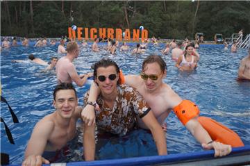 Der XXL-Pool auf dem Deichbrand wird gut genutzt.