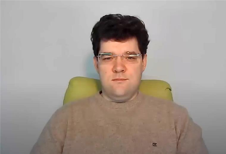 Ein Mann sitzt auf einem Stuhl.