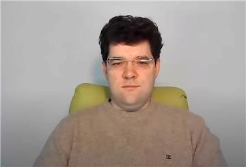 Ein Mann sitzt auf einem Stuhl.