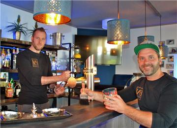 Der Zapfhahn läuft einwandfrei, versichert Sebastian Burschke (links), während sich Kai Horeis letzte Detailarbeiten vornimmt. Die beiden Barkeeper freuen sich auf die große Einweihungsparty ihrer „Lounge and Bar“ am 13. Oktober.