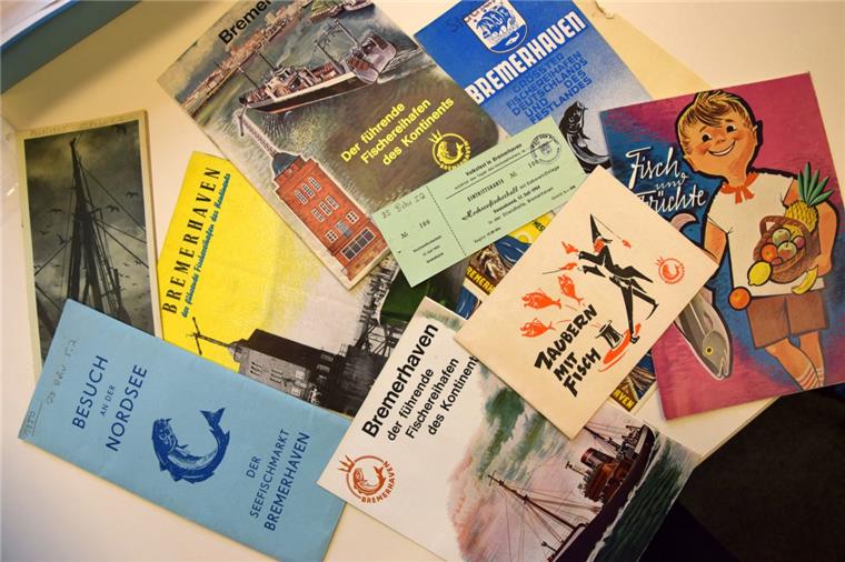 Stadtarchiv hebt zum Geburtstag ein paar Schätze Der Zeitgeist spricht aus den Heften und Broschüren der 1950er Jahre.