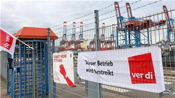 Der Zentralverband der deutschen Seehafenbetriebe bot zuletzt zum 1. Juni eine Lohnerhöhung um 2,5 Prozent, mindestens aber 60 Cent mehr pro Stunde an.