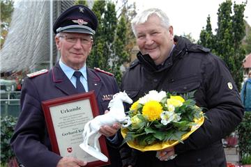 Der Zevener Gerhard Kriete (links) ist "stiller Star des ländlichen Raumes". Die Auszeichnung erhielt er vom scheidenden Landtagsabgeordneten Hans-Heinrich Ehlen.  