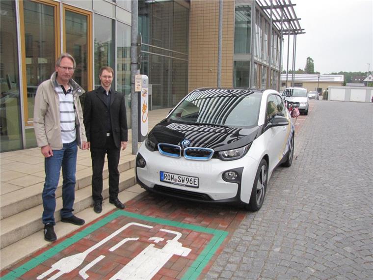 Der Zevener Rolf Behrens (links), hier mit Stadtwerke-Mitarbeiter Christoph Klaer, ist begeistert vom E-Auto.