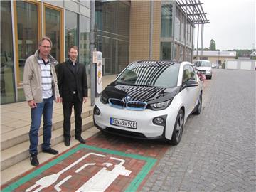 Der Zevener Rolf Behrens (links), hier mit Stadtwerke-Mitarbeiter Christoph Klaer, ist begeistert vom E-Auto.
