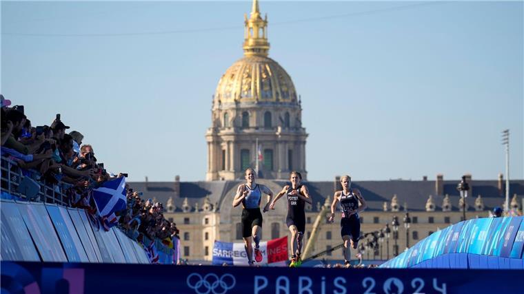 „Großes Kino“: Triathleten stürmen zu Gold im Staffel-Krimi Der Zieleinlauf ins Glück: Laura Lindemann sichert den deutschen Triathleten Gold in der Mixed-Staffel.