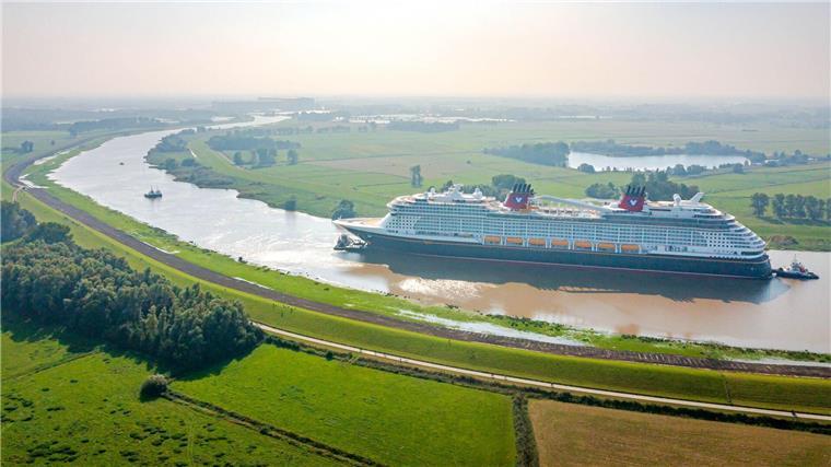 Der Zielhafen der Schiffsüberführung ist das niederländische Eemshaven an der Emsmündung - dort soll der Endausbau erfolgen.