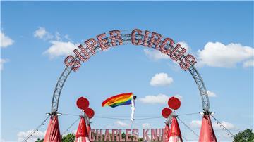 Der Zirkus will aus Protest gegen die Haltung von Bundeskanzler Merz und Bundestagspräsidentin Klöckner (beide CDU) die Regenbogenfahne auf dem Zirkuszelt hissen.