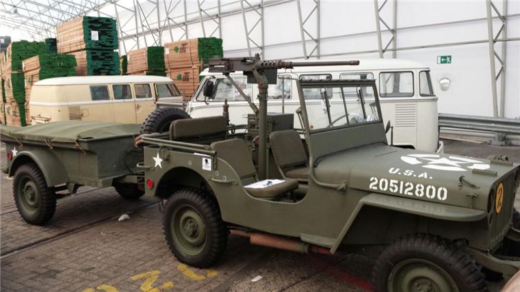 Zollbeamte stellen US-Army-Jeep mit Maschinengewehr sicher Der Zoll hat in Bremerhaven einen alten Jeep der US-Army mit Maschinengewehr sichergestellt.