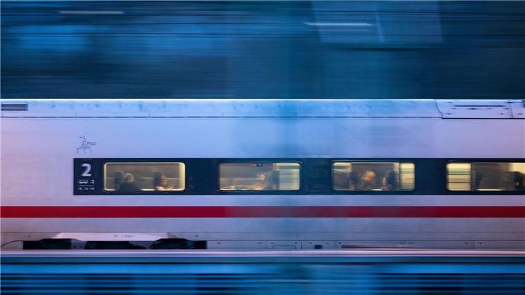 Atemwegsreizungen im ICE – Polizei prüft „beißenden“ Geruch Der Zug setzte seine Fahrt nach Hamburg um 20.38 Uhr fort. (Symbolbild)
