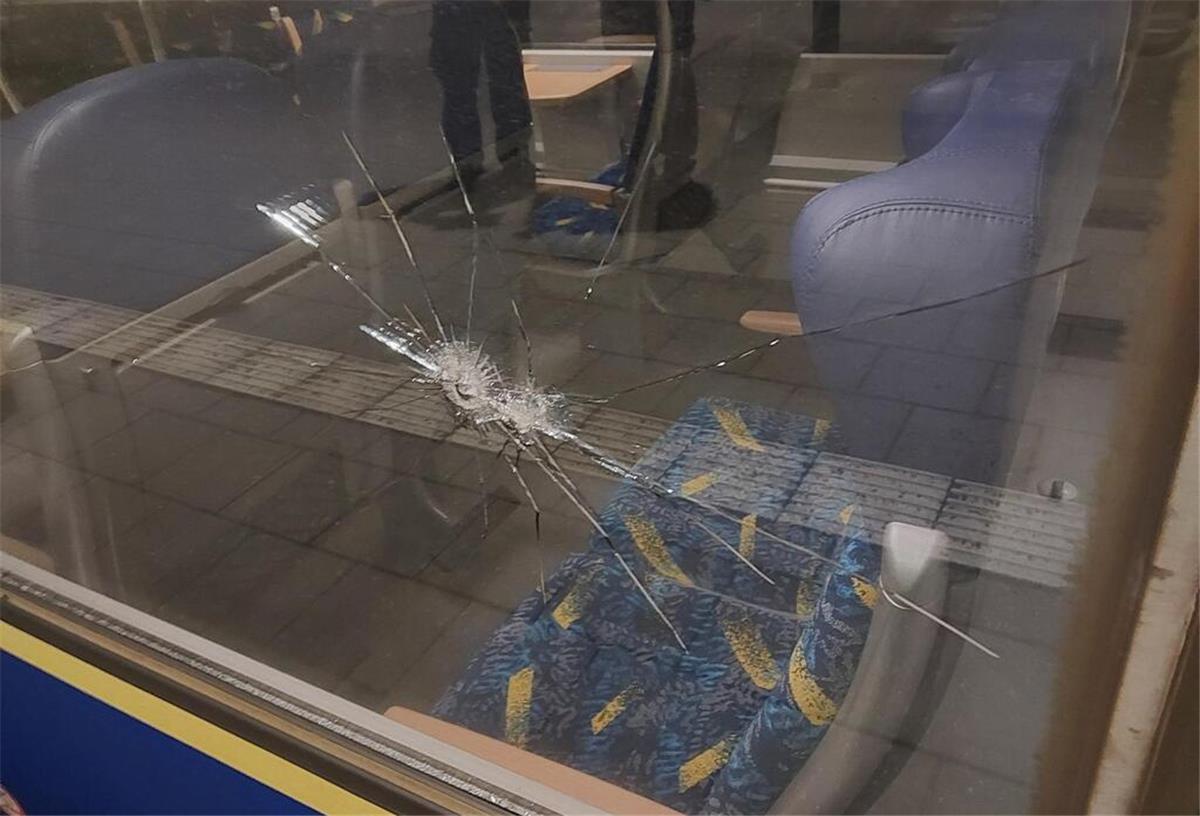 Die Fensterscheibe des Zugs der Start Unterelbe wurde durch den Steinwurf beschädigt.