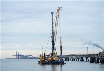 Der zukünftige Anleger für das FSRU (floating Storage and Regasification Units) für den Flüssiggasimport nach Deutschland in Wilhelmshaven. Das Terminal soll bereits Ende des Jahres in Betrieb gehen. Umweltschützer haben aber noch Einwände.