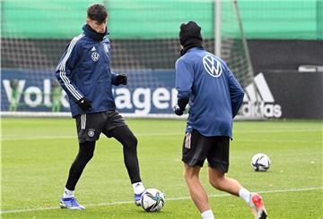 Der zuletzt angeschlagene Kai Havertz (links) hat das erste Mal komplett mit der Mannschaft trainiert, er ist fit und einsatzbereit, sagt Bundestrainer Hansi Flick.